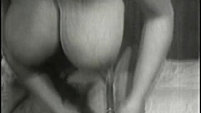 MILF หนัง xxx ที่ เป็น วิดีโอ สีน้ำตาลสุดฮอตและบัดดี้ประหลาดของเธอมีเซ็กส์ทางปากที่ร้อนแรงบนโซฟา
