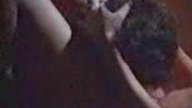Kinky brunette girlie ในสีดำ วิดีโอ โป่ thongs กระหายน้ำสำหรับดูดอร่อย cock